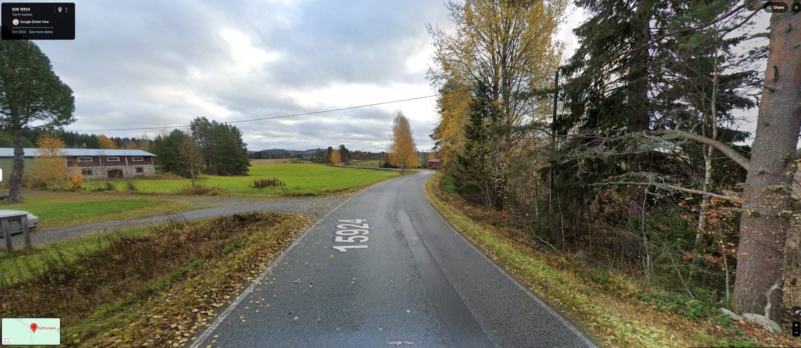 Karhunpääntien mutkitteleva kohta peltomaiseman halki, farmi vasemmalla ja metsänreuna oikealla