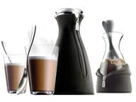 Eva Solo Kahvisetti, keitin ja kaksi lasia lattelusikoilla