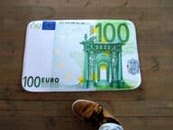 100 euron kylpyhuonematto