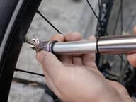 Taskukokoinen fillarinpumppu