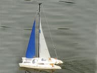 Radio-ohjattava Katamaraani