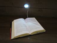 Kirjaan kiinnitettävä lukuvalo