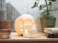 Hohtava Pääkallolamppu