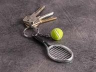 Tennismaila ja karvapallo Avaimenperä